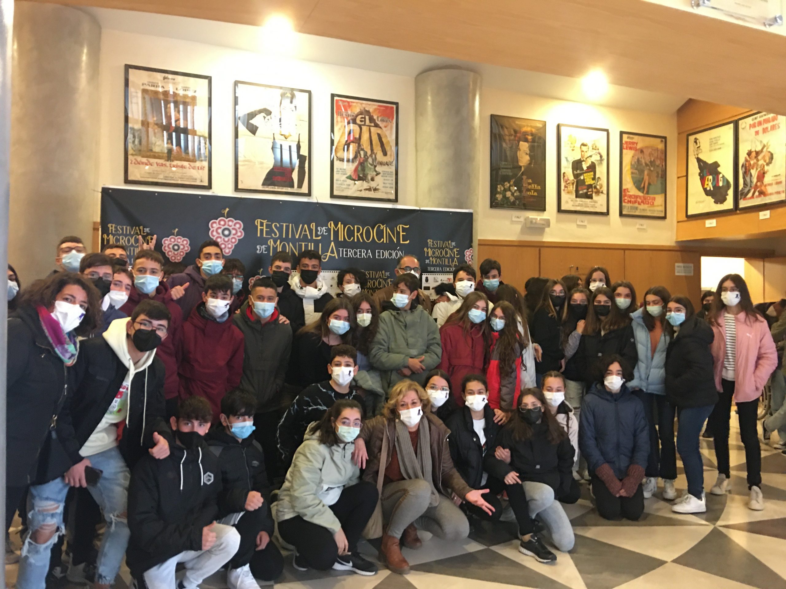 Fotografía en el que se ve el alumnado asistente al Asistencia a festival Microcine contra la violencia de género
