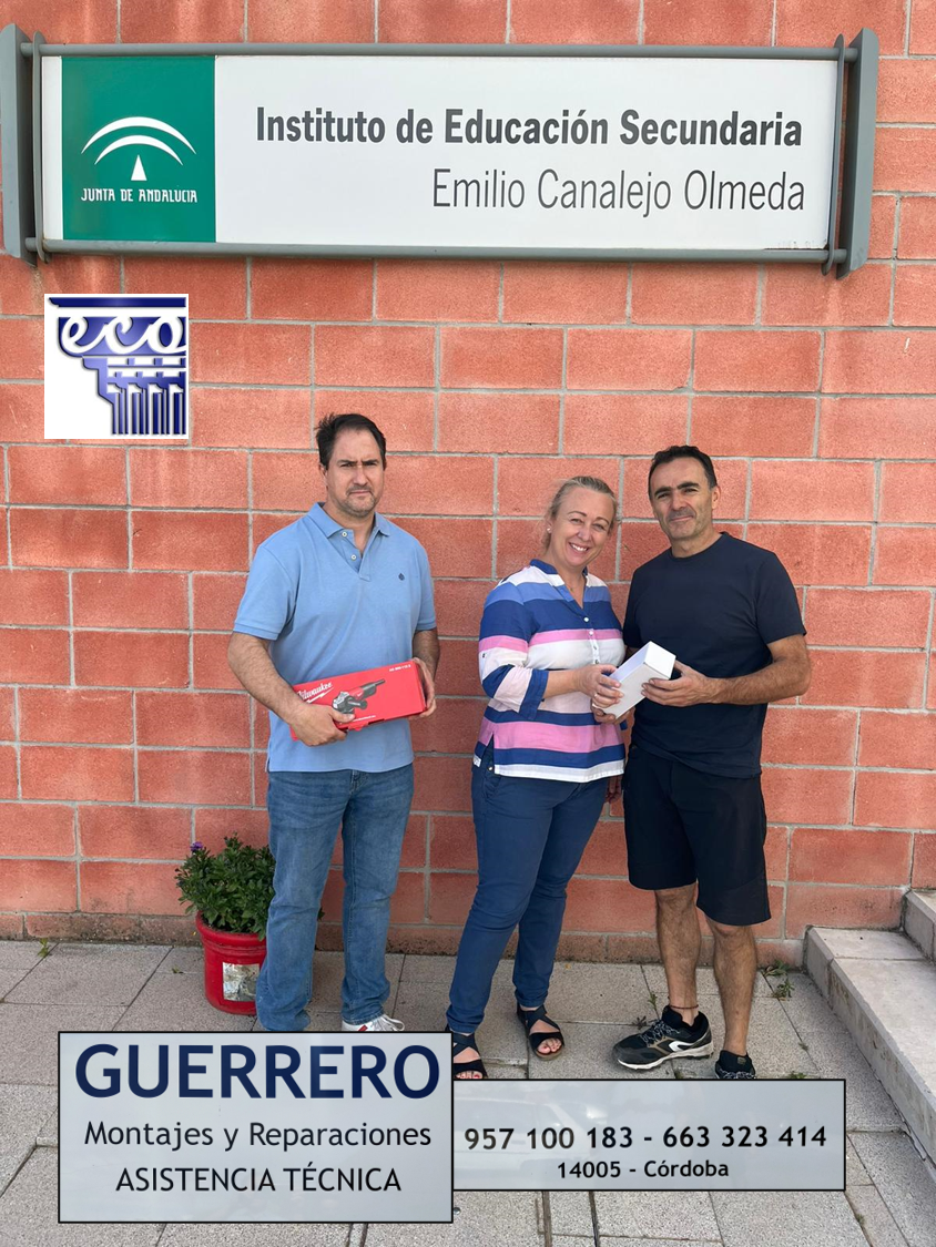Fotografía con el jefe de Departamento de automoción y el encargado de Recambios Guerrero