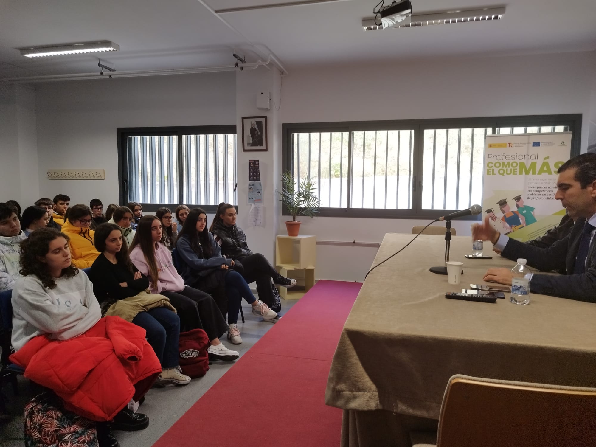 Foto de la conferencia del Juez en el IES Emilio
