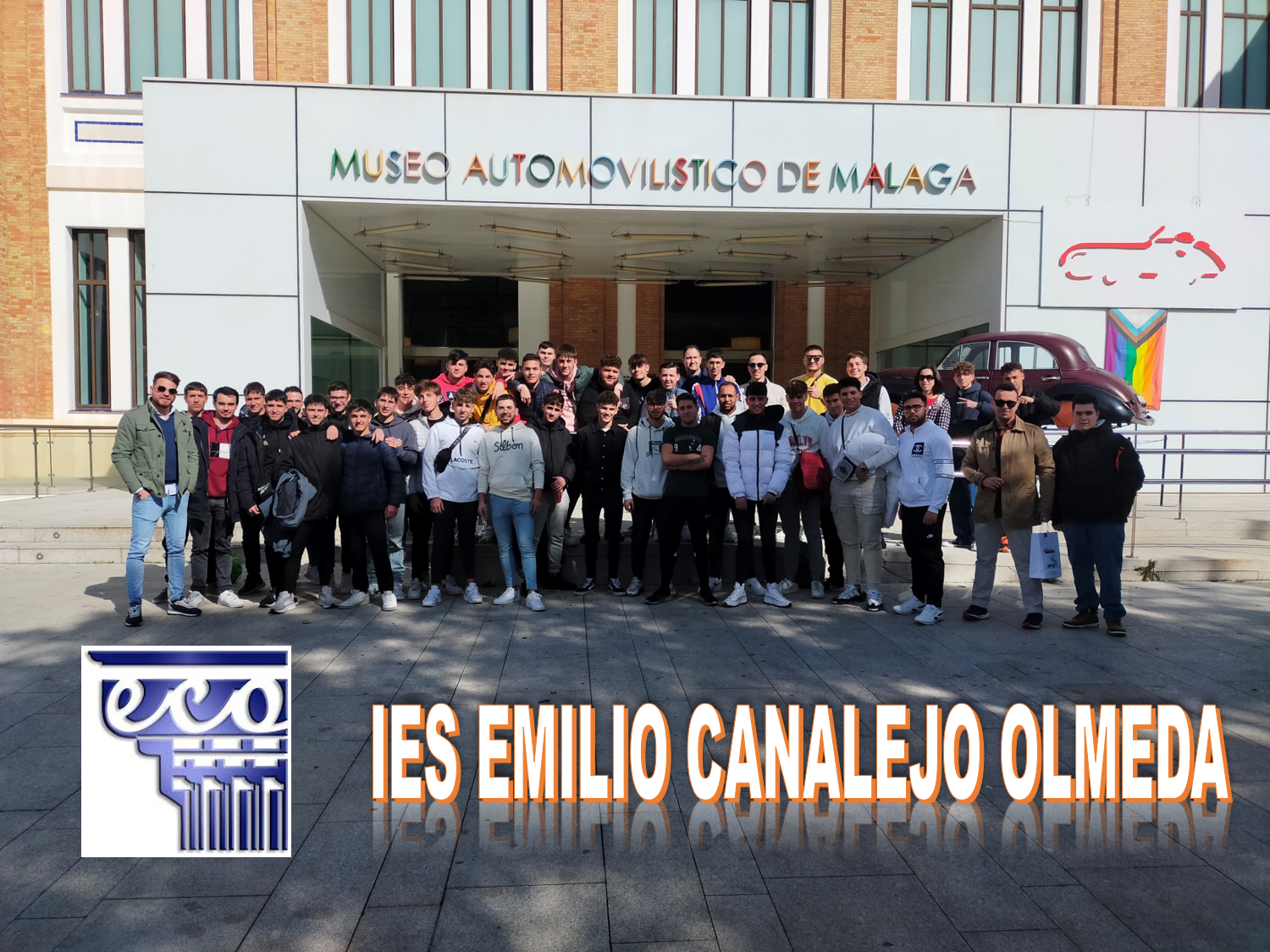 Fotografía del grupo en el Salón del Automóvil