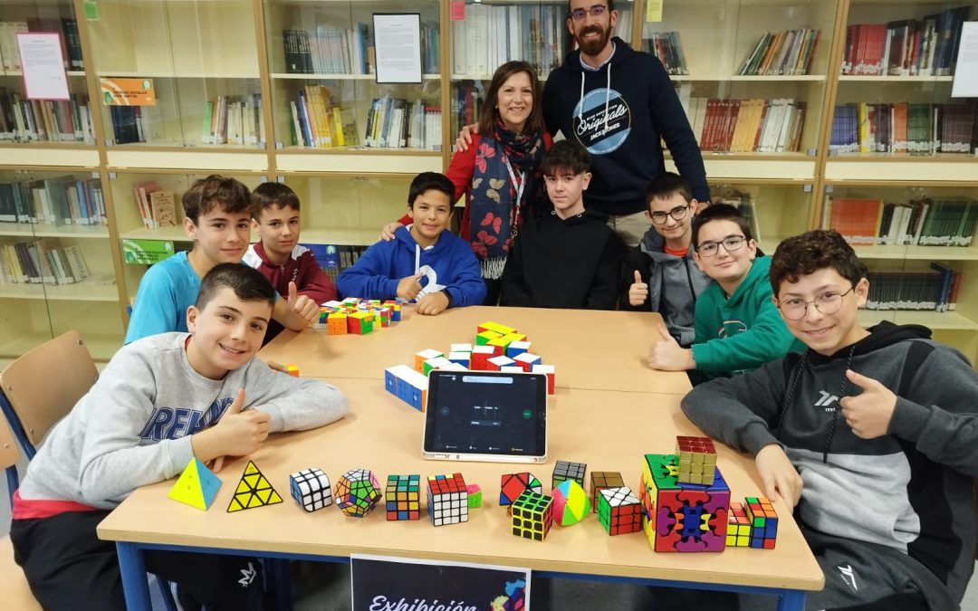 Fotografía de los participantes el día de los cubos de Rubik