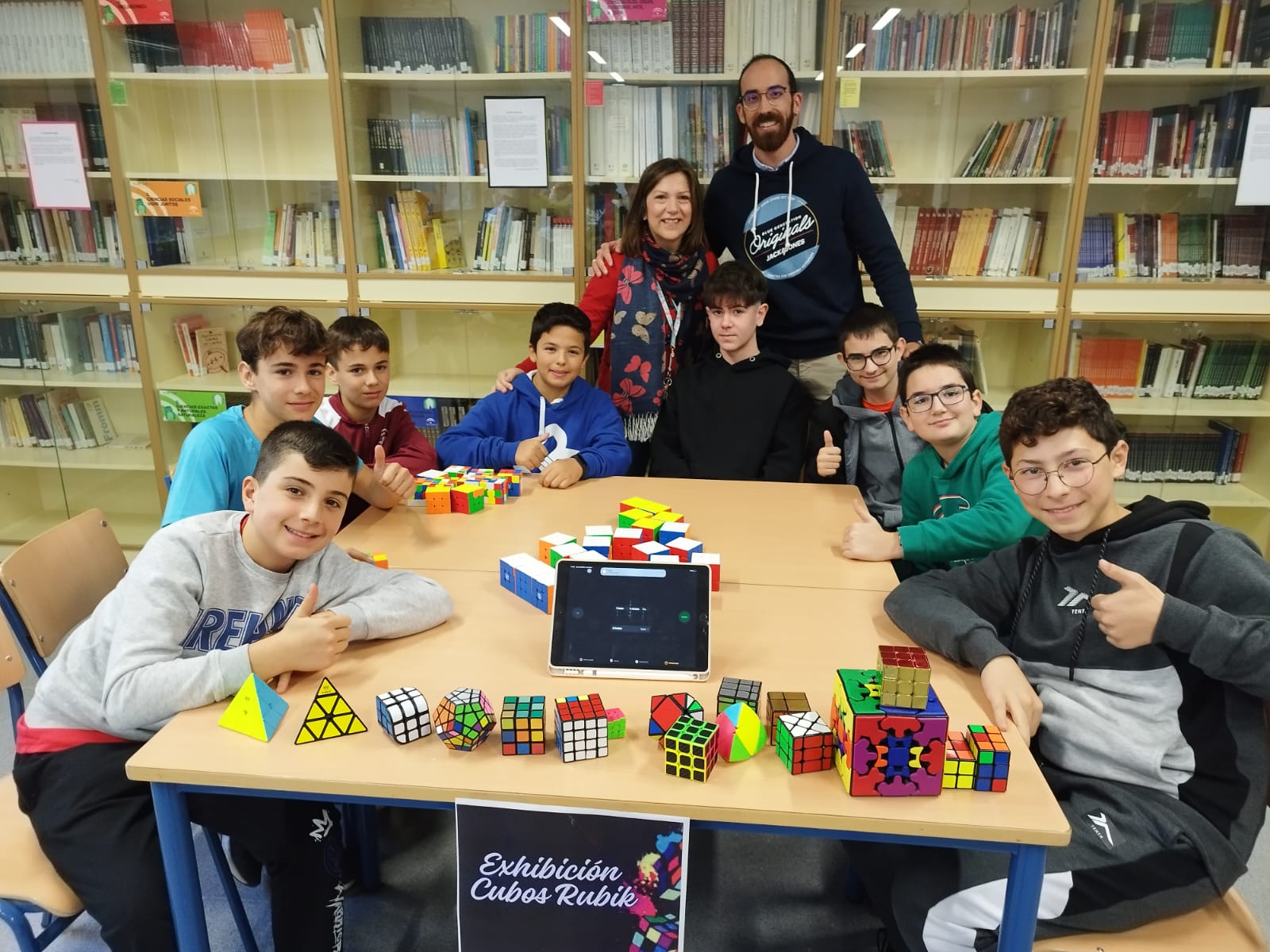 Fotografía de los participantes el día de los cubos de Rubik